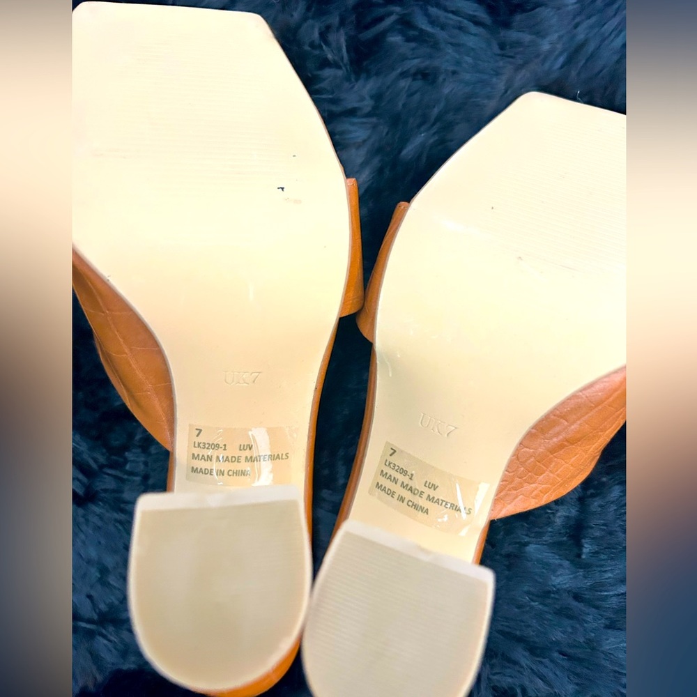 Women’s Size 7 (Fits for a size 9)EGO Style 4inch slides. Never worn(NIB)